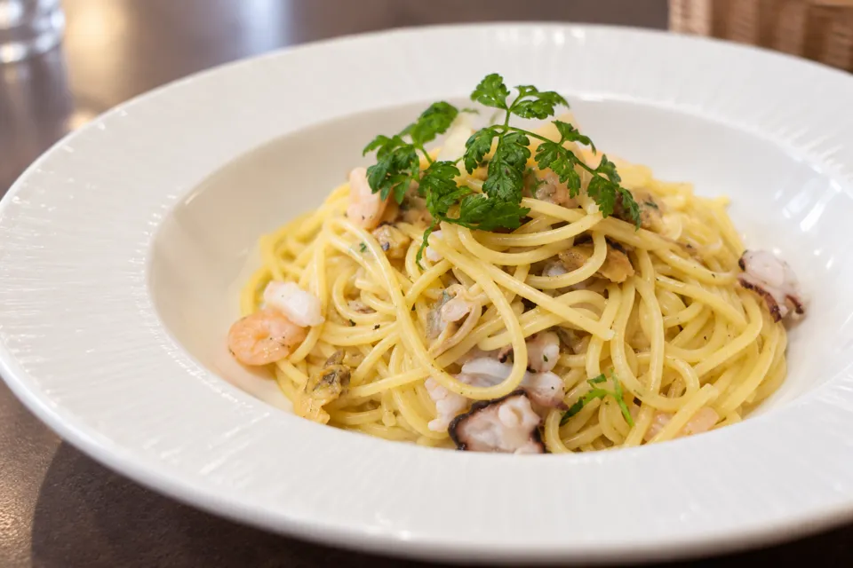 ラ・ポストの魚介を添えたパスタ