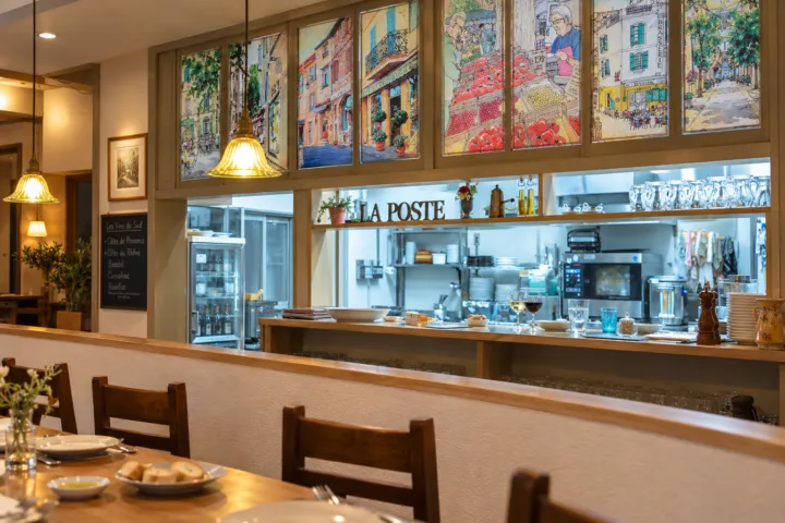 ラ・ポストのカウンターと食卓が見える店内