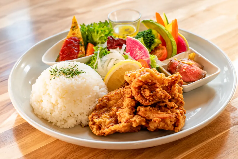 LaPaLaの唐揚げと野菜を盛ったランチプレート