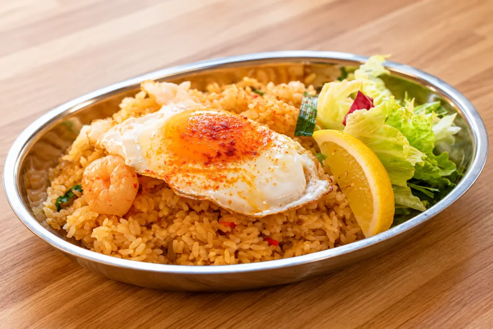 LaPaLaの目玉焼きと海老を載せたナシゴレン