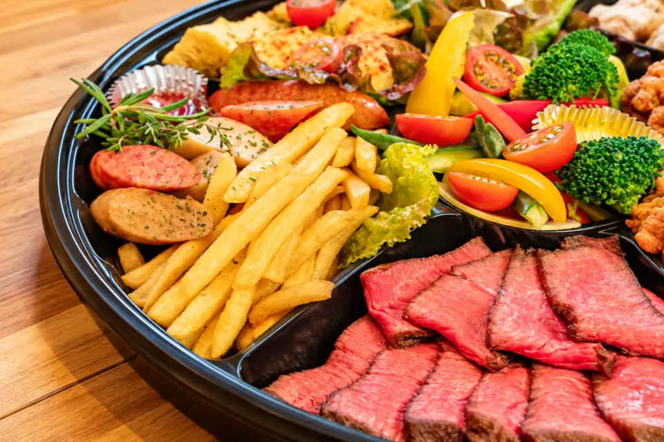 LaPaLaの肉料理や野菜を詰めたオードブル