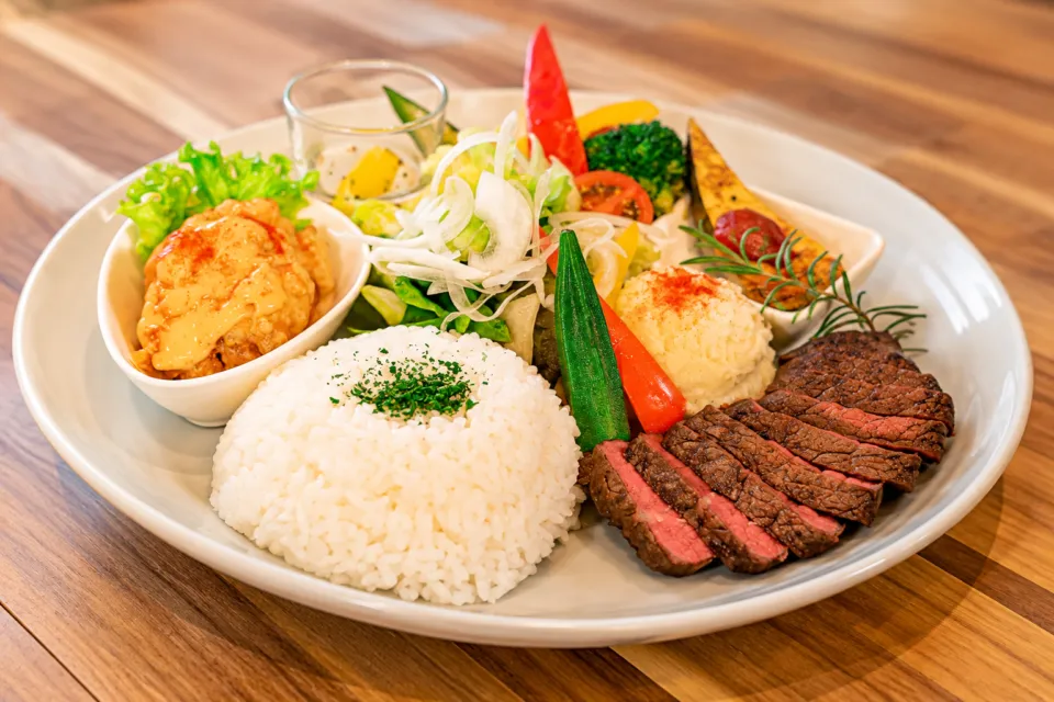 LaPaLaの野菜やごはんを添えたステーキプレート