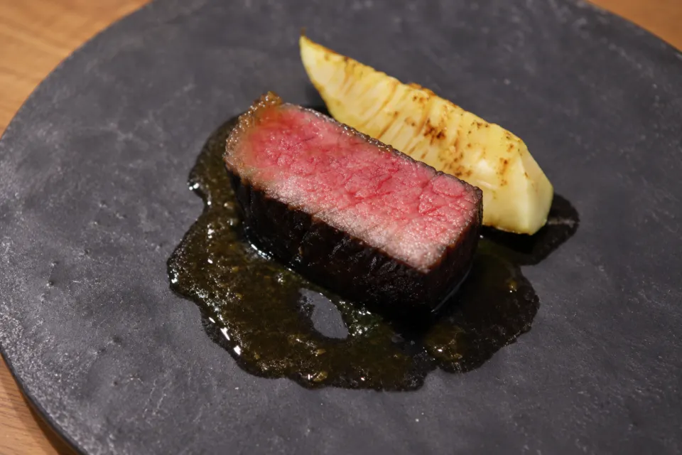 ルクーリュズの肉と野菜を盛り付けた料理
