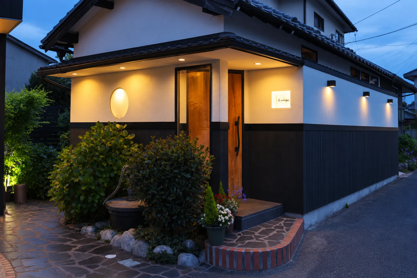 ルクーリュズの夕方の店舗外観