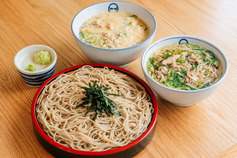 丸一蕎麦屋のざるそばとかしわそばと親子そば