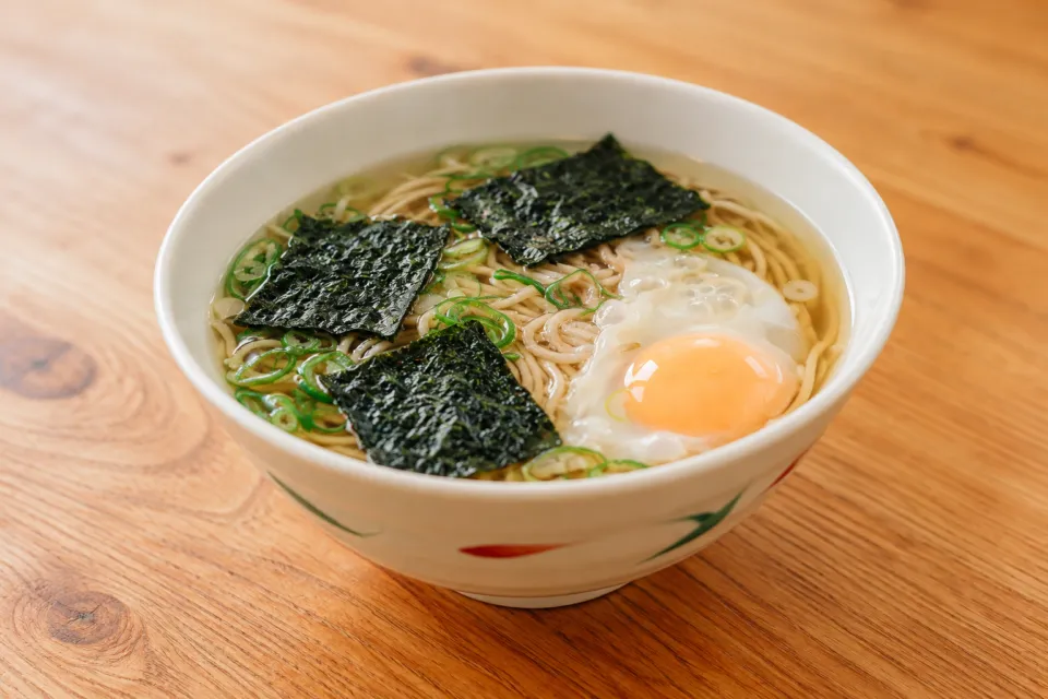 丸一蕎麦屋の海苔と卵を添えた蕎麦