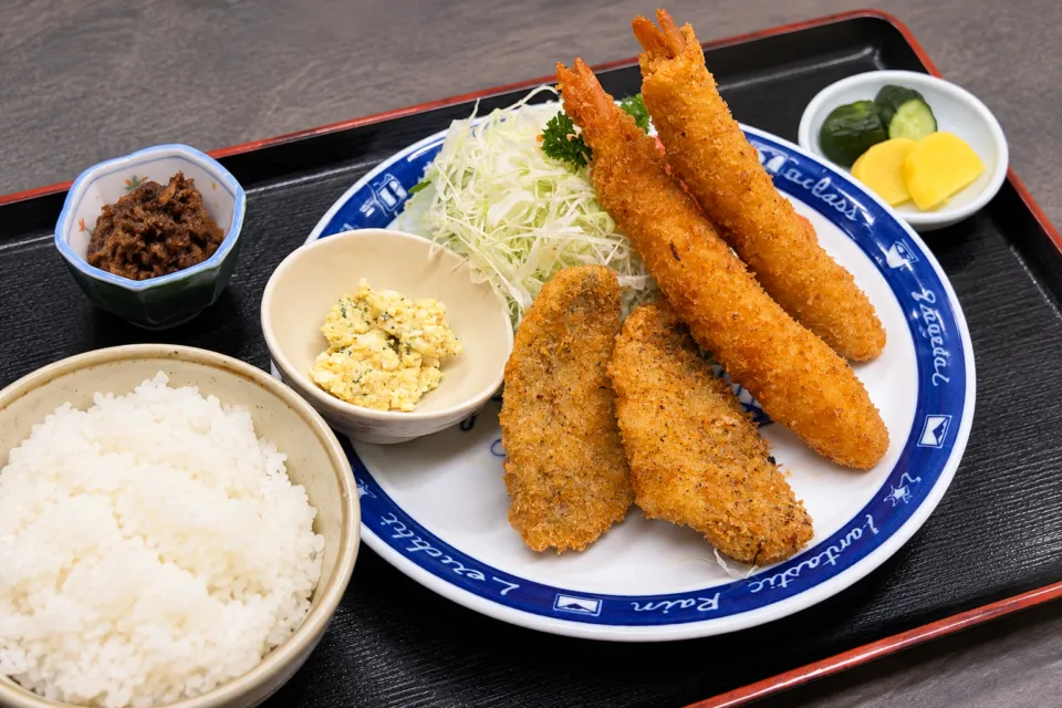 まるよ 西条店の海老フライと魚のフライを盛り合わせた食卓