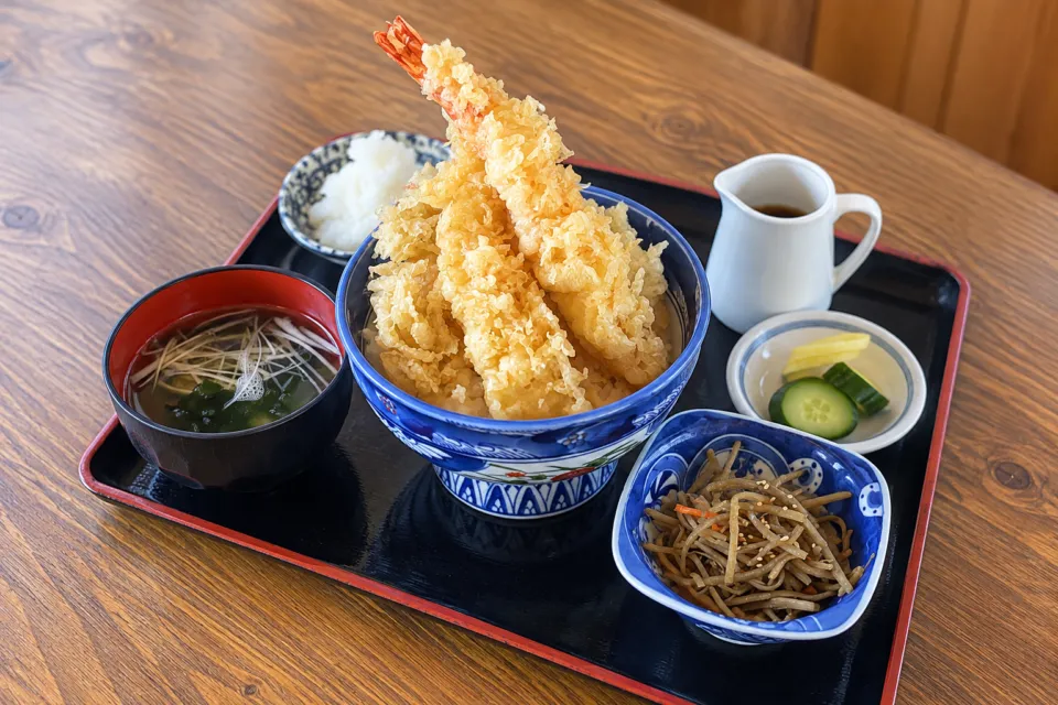 まるよ 西条店の大きな海老の天ぷらがのった丼