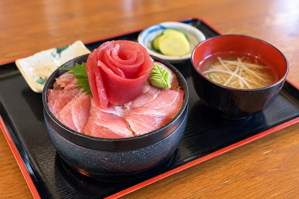まるよ 西条店の鮪が花のように盛られた鉄華丼
