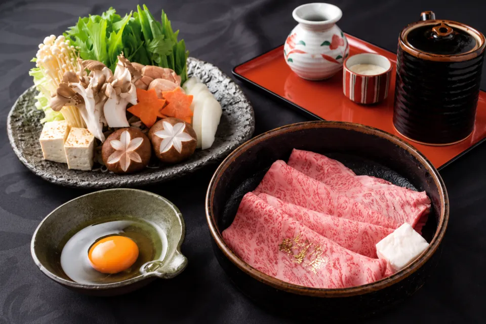 れすとらん松喜屋 本店のすき焼きの肉と野菜の盛り付け例