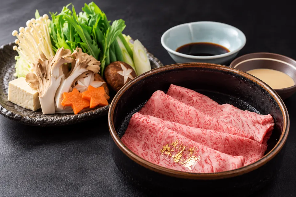 れすとらん松喜屋 本店のしゃぶしゃぶの肉と野菜の盛り付け例