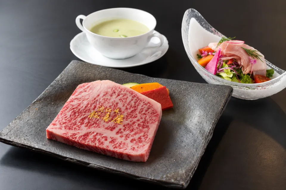 れすとらん松喜屋 本店のステーキランチの肉とスープの盛り付け例