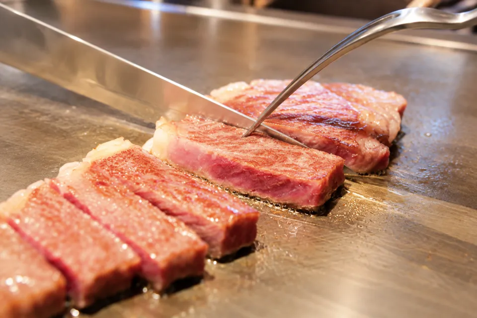 れすとらん松喜屋 本店の鉄板の上で焼くステーキ