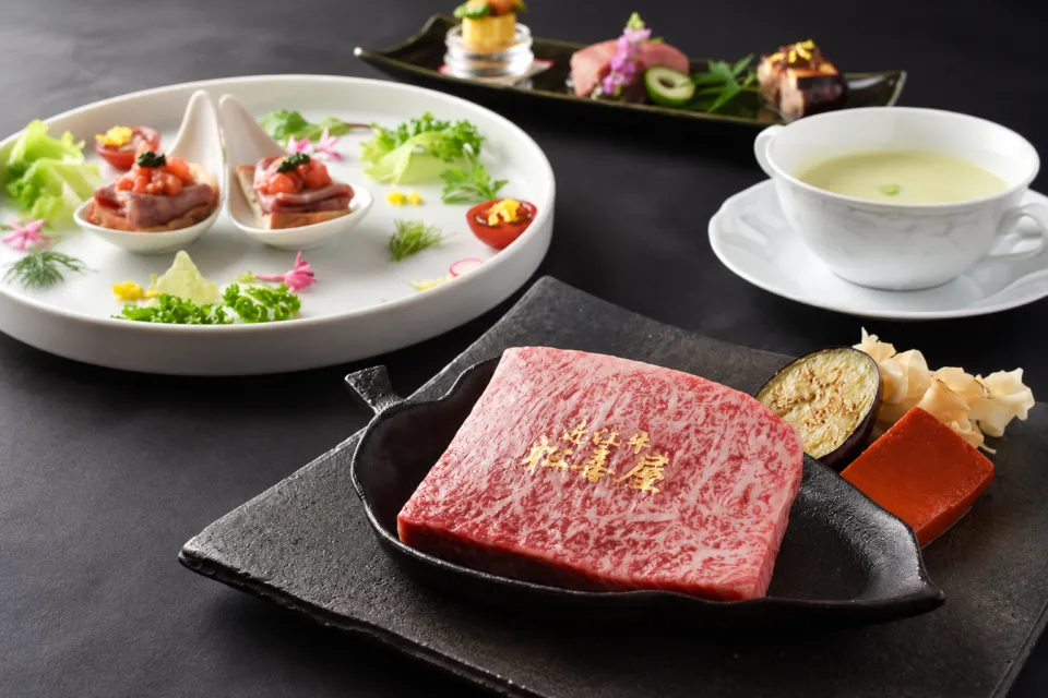 れすとらん松喜屋 本店のステーキコースの肉と前菜の盛り付け例