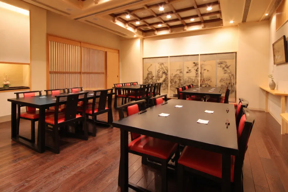 れすとらん松喜屋 本店のテーブル席が並ぶ大広間