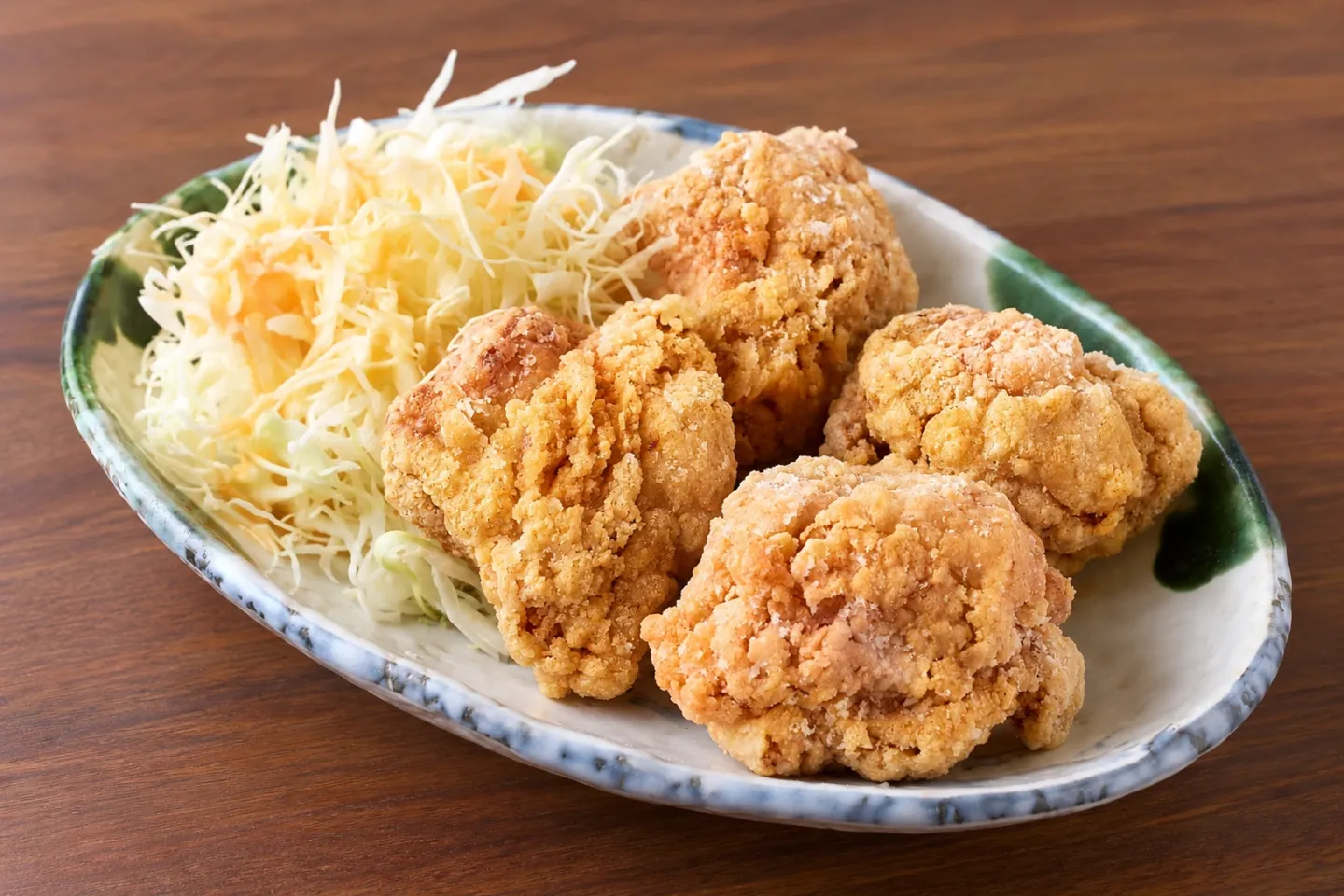 松本からあげセンターの看板の鶏からあげを皿に盛った写真