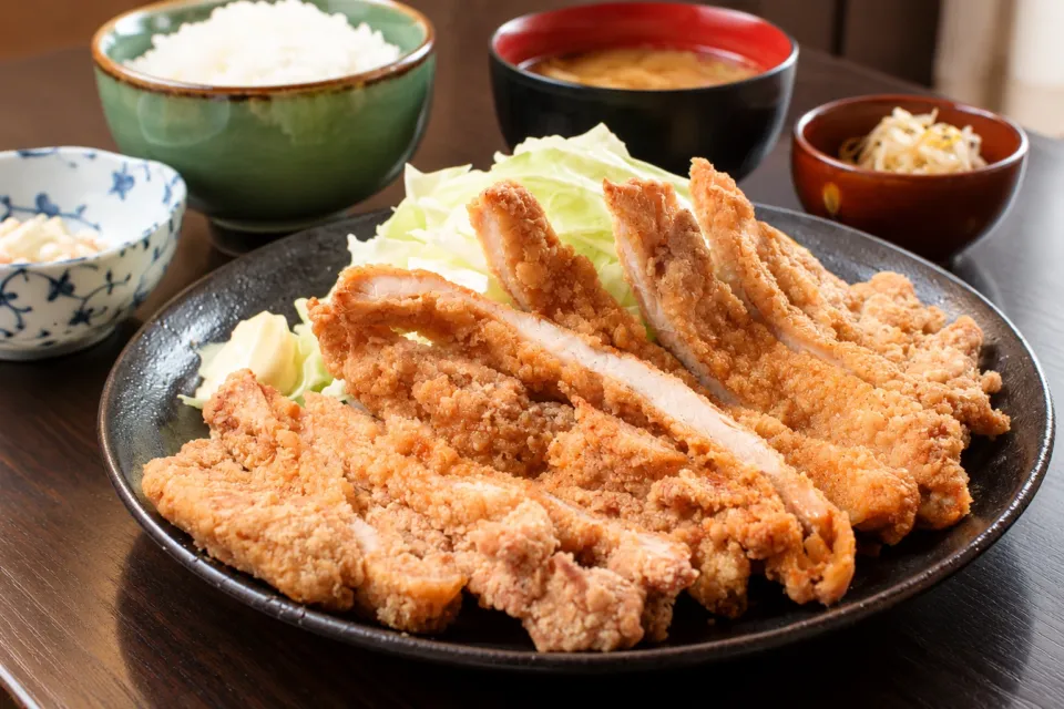 松本からあげセンターの皿に盛られた山賊焼定食