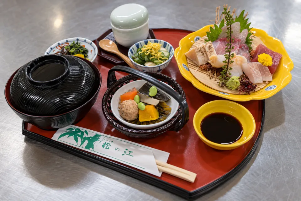 松の江の刺身定食の料理例
