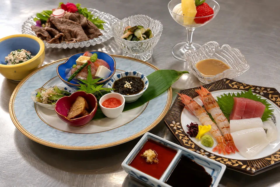 松の江の季節の会席料理の盛り付け例