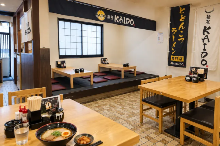 麺屋KAIDOのテーブル席と小上がり