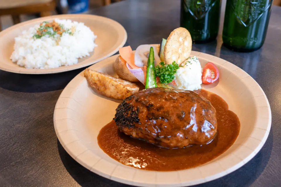 ハンモックカフェ メッツァレイヤの野菜を添えたハンバーグとライス