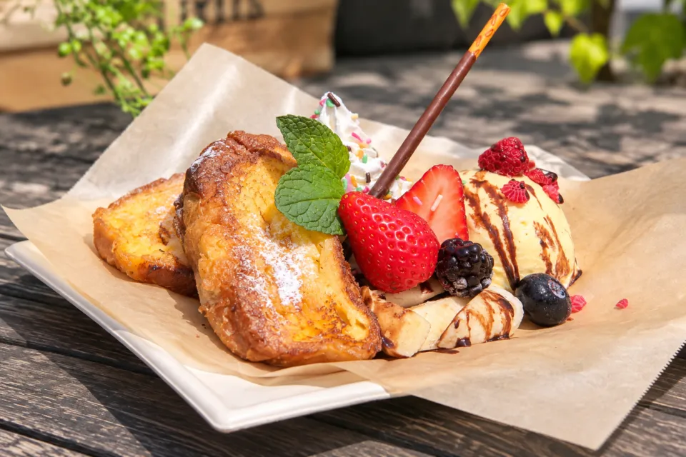 ハンモックカフェ メッツァレイヤのフルーツとアイスを添えたフレンチトースト