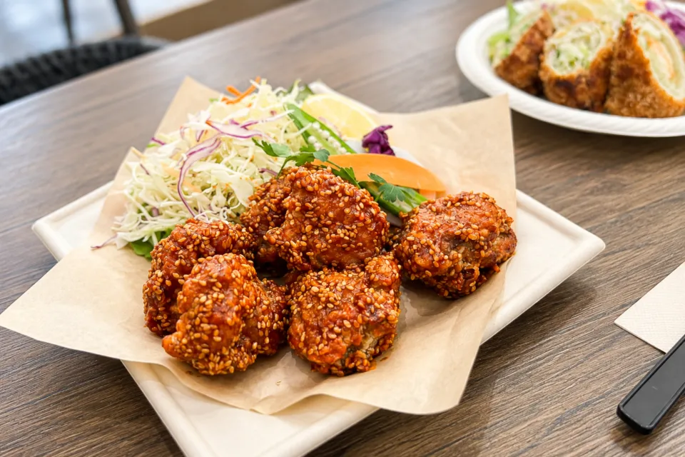 ハンモックカフェ メッツァレイヤの赤いソースを絡めた鶏肉とサラダ