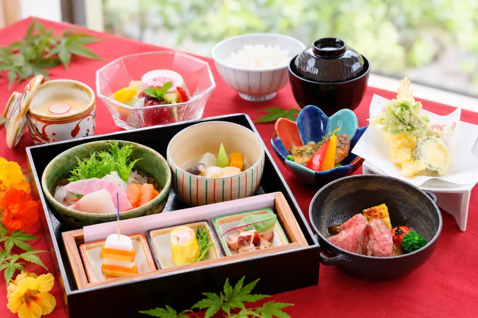 みささガーデンホテルの和洋の料理を並べた食事の一例