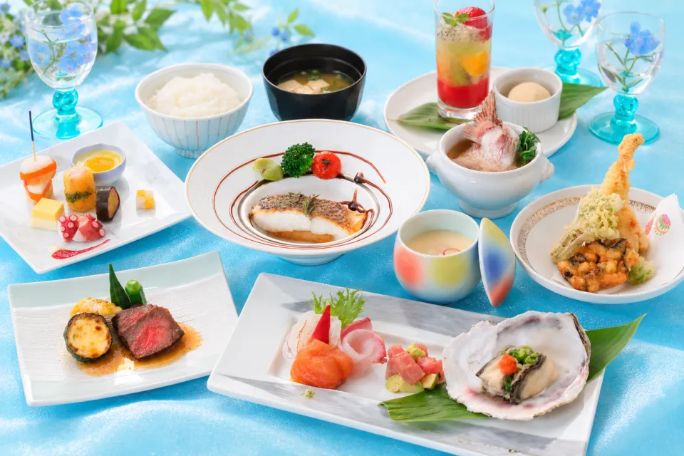 みささガーデンホテルの青いクロスに並ぶ料理の一例