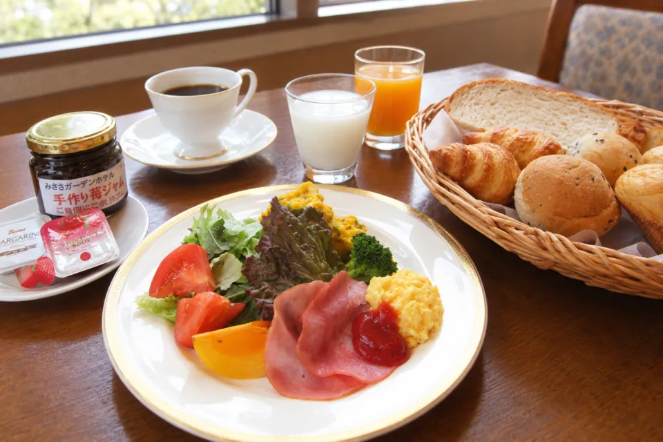 みささガーデンホテルのパンと卵料理などの洋朝食の一例