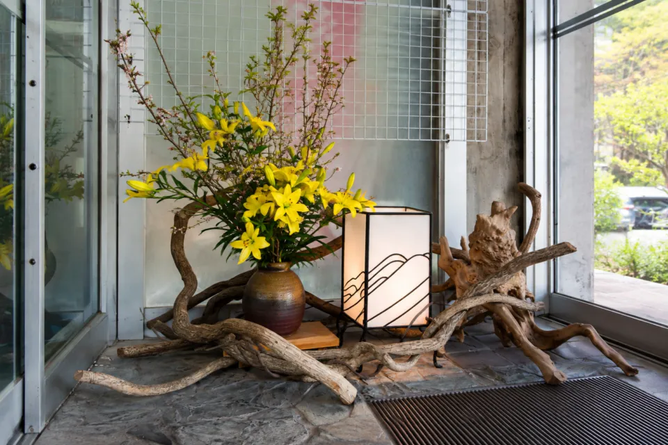 清流荘の玄関付近に飾られた花と行灯