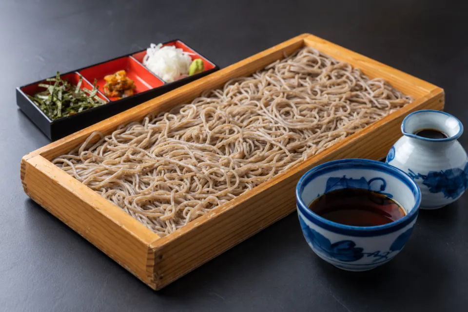 本格手打そば・ぼたもち美登屋の木の器に盛った板そば