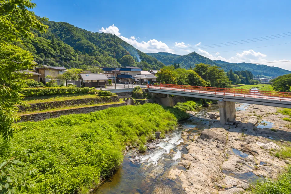 本格手打そば・ぼたもち美登屋の店から見える川と橋と緑の山並み