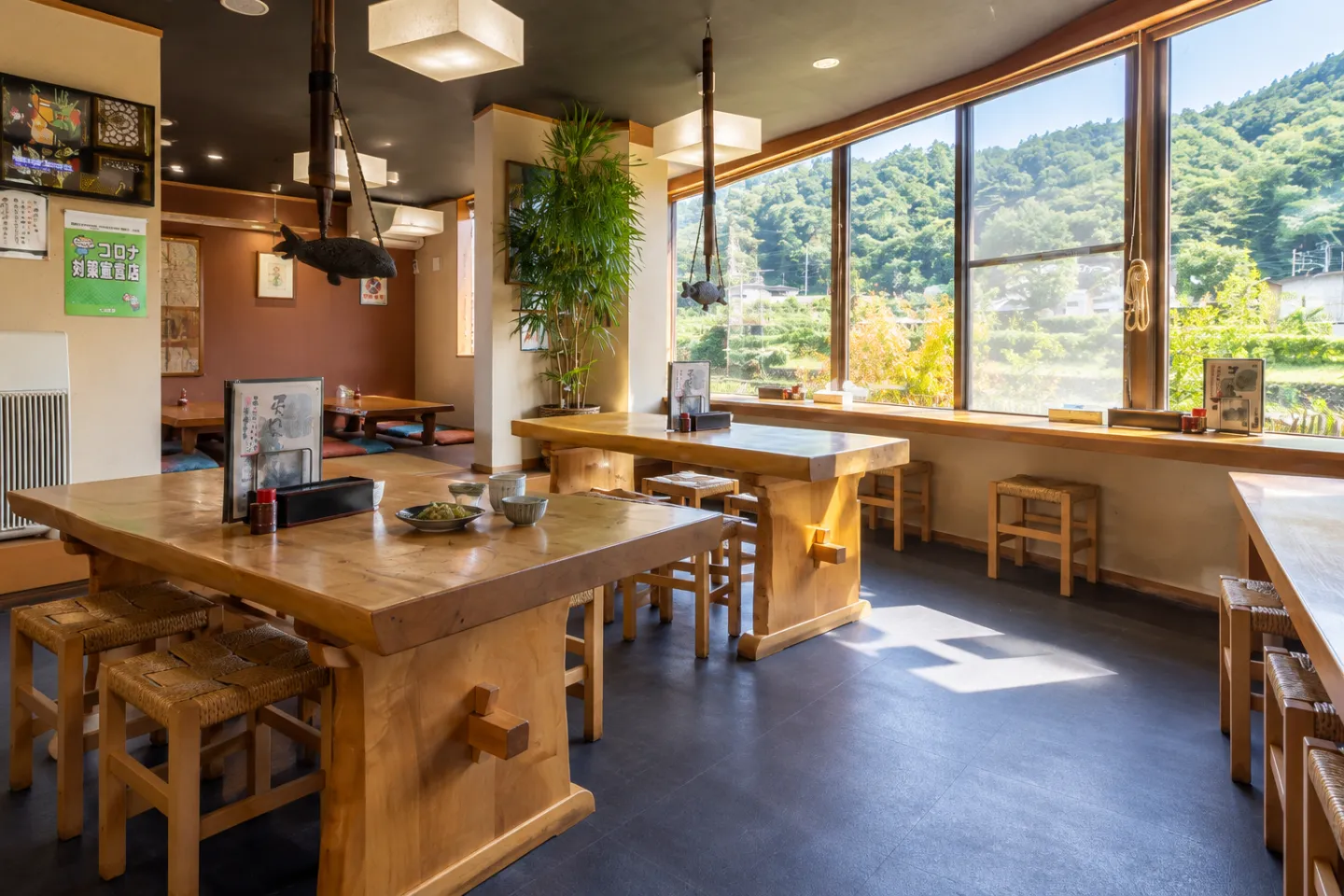 本格手打そば・ぼたもち美登屋の窓と木のテーブルが並ぶ店内