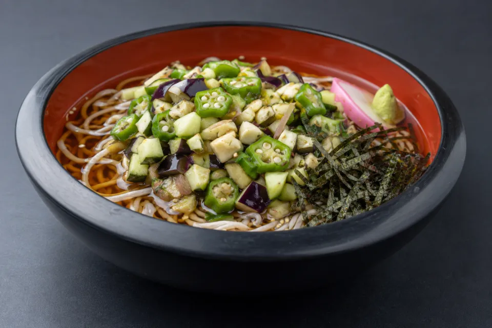 本格手打そば・ぼたもち美登屋の刻んだ野菜をのせただしそば