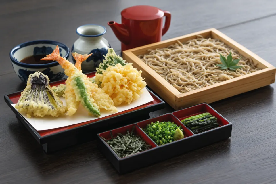 本格手打そば・ぼたもち美登屋の板そばと天ぷらの盛り合わせ