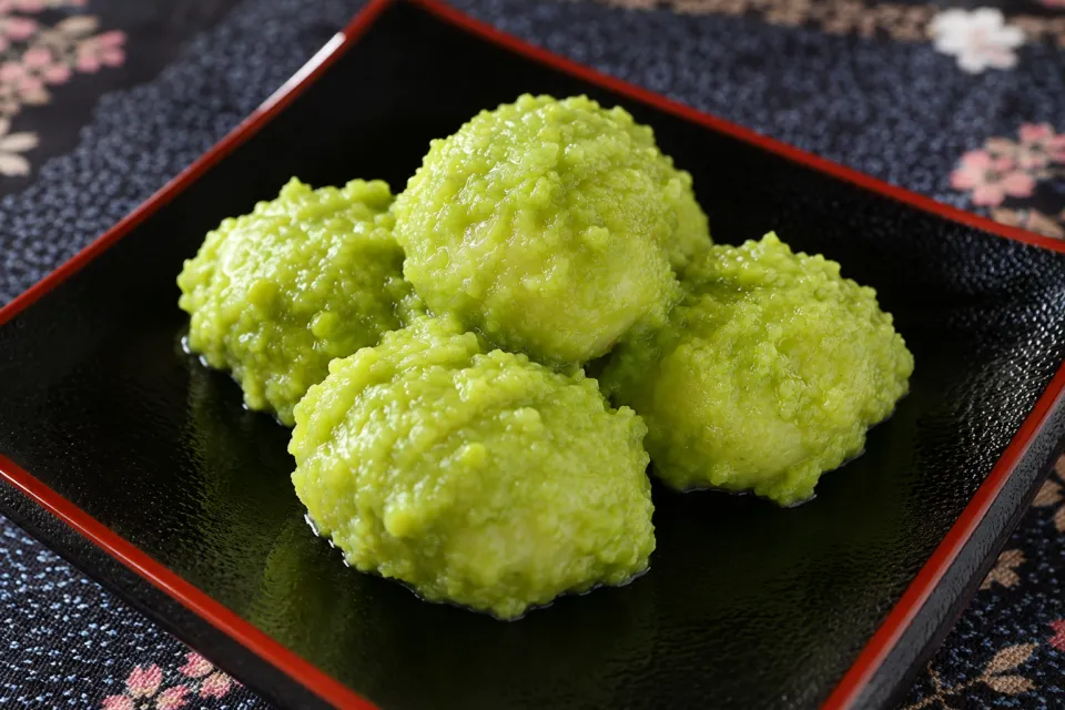 本格手打そば・ぼたもち美登屋の緑色の枝豆餡をまとったずんだ餅