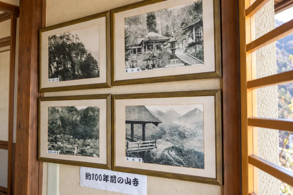 本格手打そば・ぼたもち美登屋の店内に展示された山寺の古い写真