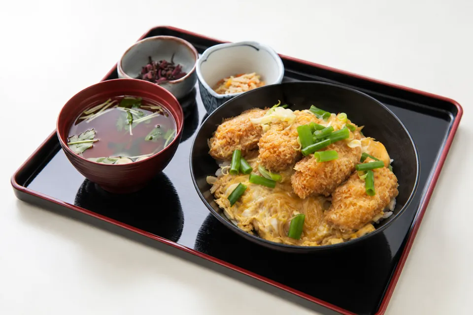 お食事処 とりいのかきフライ丼と小鉢・吸物