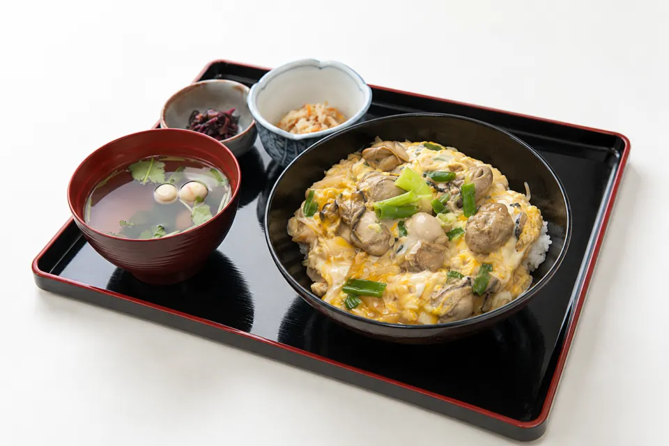 お食事処 とりいのかきのむきみ丼と小鉢・吸物