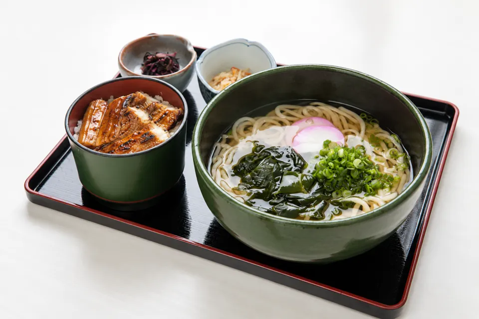 お食事処 とりいの穴子飯と温うどんのセット