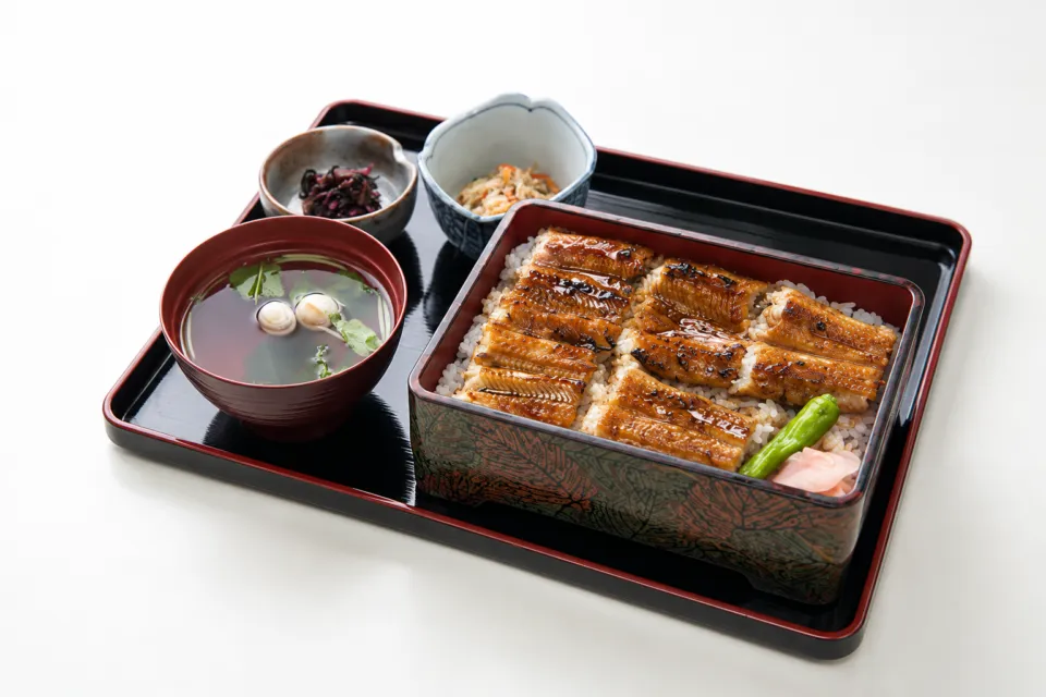 お食事処 とりいの小鉢と吸物が付いた穴子重