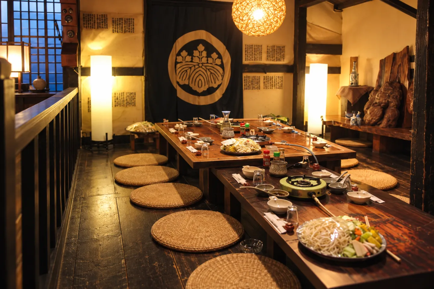 茂美志屋の料理が並ぶ2階のテーブル席