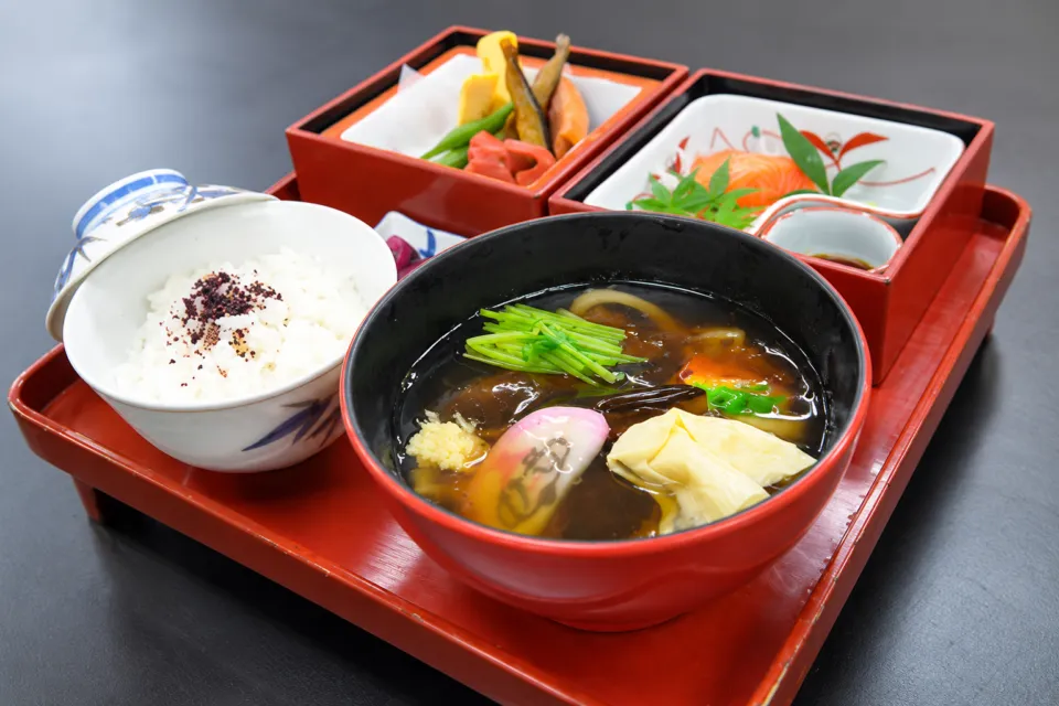茂美志屋の紅もみじの料理セット
