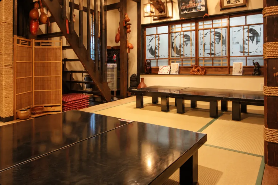茂美志屋の格子窓とテーブルがある店内
