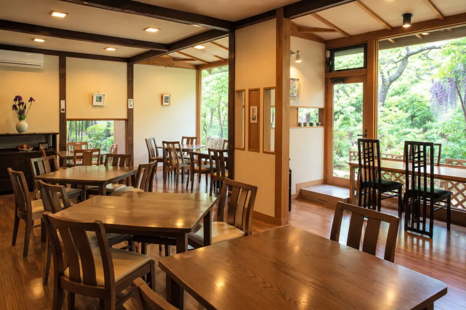 武蔵屋本店の木製テーブルが並ぶ店内