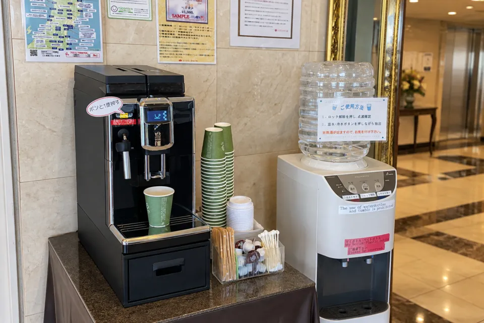 むつパークホテルのコーヒーマシンとウォーターサーバー