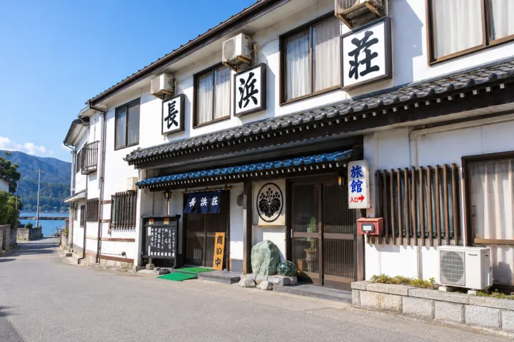 長浜荘の建物正面と入口