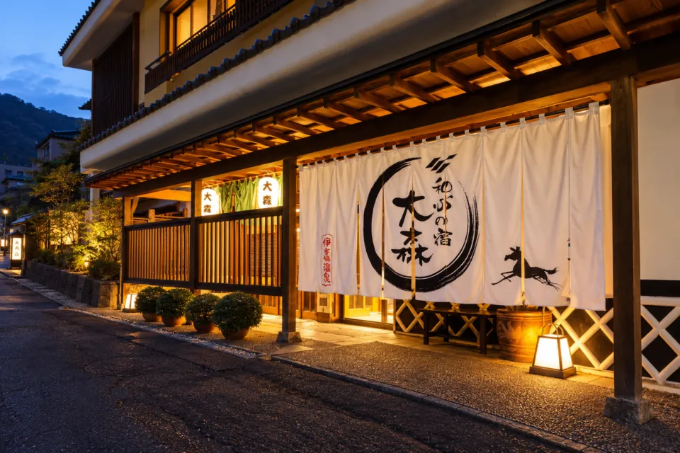 和心の宿 大森の灯りがともる正面玄関