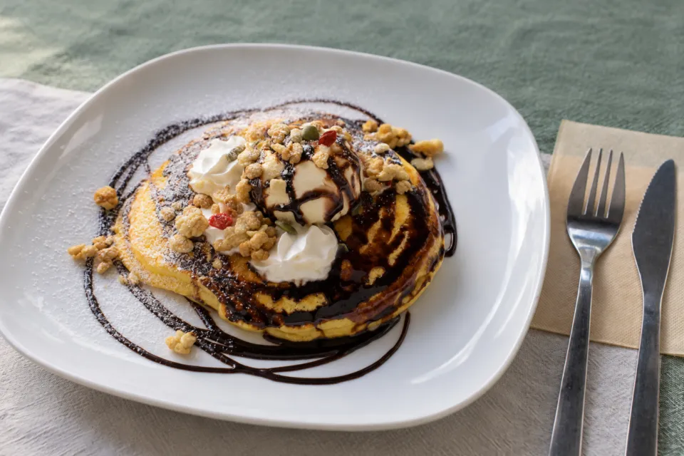 直島カフェ コンニチハのチョコレートソースをかけたパンケーキ